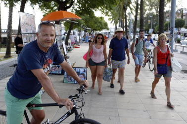 La localidad tarraconense de Cambrils, destino vacacional de muchos navarros, retomó poco a poco la normalidad este viernes tras el atentado yihadista registrado de madrugada.