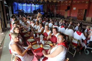 Imágenes de la comida de la mujer de las fiestas de Cabanillas