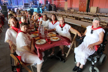 Imágenes de la comida de la mujer de las fiestas de Cabanillas