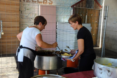 Imágenes de la comida de la mujer de las fiestas de Cabanillas
