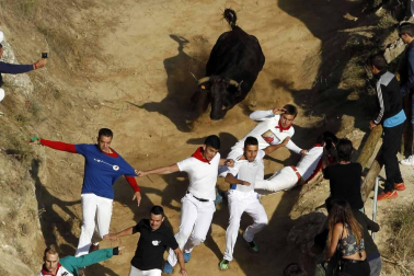 Imágenes del último encierro del Pilón de Falces, en el que un joven ha resultado herido grave.