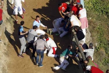 Imágenes del último encierro del Pilón de Falces, en el que un joven ha resultado herido grave.