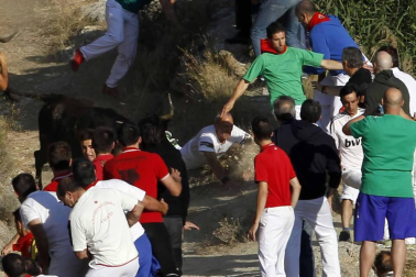 Imágenes del último encierro del Pilón de Falces, en el que un joven ha resultado herido grave.