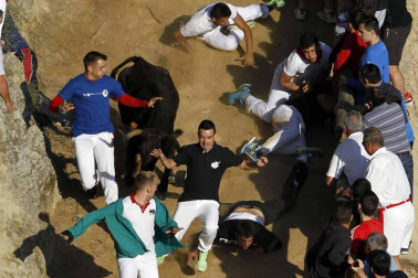 Imágenes del último encierro del Pilón de Falces, en el que un joven ha resultado herido grave.