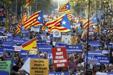 El lema 'No tinc por' preside la manifestación por los atentados en Cataluña