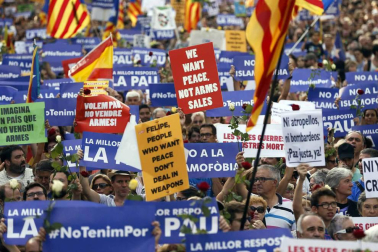 El lema 'No tinc por' preside la manifestación por los atentados en Cataluña