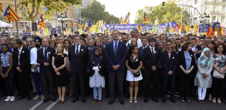 El lema 'No tinc por' preside la manifestación por los atentados en Cataluña