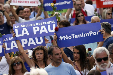 El lema 'No tinc por' preside la manifestación por los atentados en Cataluña