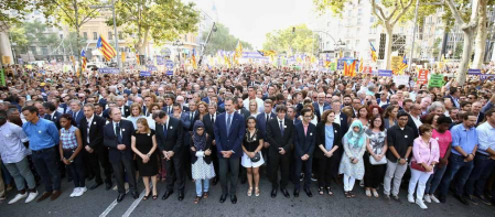 El lema 'No tinc por' preside la manifestación por los atentados en Cataluña