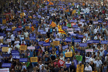 El lema 'No tinc por' preside la manifestación por los atentados en Cataluña
