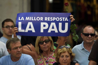 El lema 'No tinc por' preside la manifestación por los atentados en Cataluña