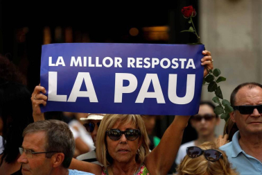 El lema 'No tinc por' preside la manifestación por los atentados en Cataluña