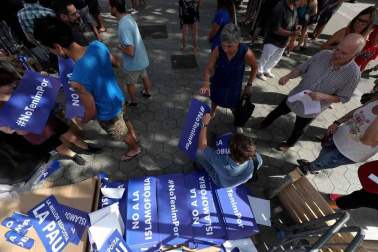 El lema 'No tinc por' preside la manifestación por los atentados en Cataluña