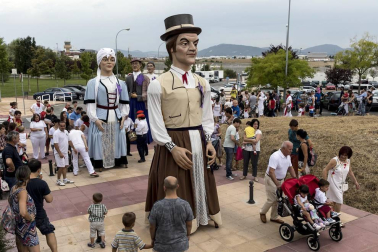 Despedida en Noáin de la Comparsa de Gigantes y Cabezudos