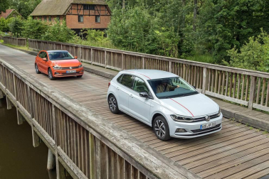La marca alemana de automóviles Volkswagen ha iniciado la comercialización de la sexta generación de su modelo Polo, fabricado en la planta de Landaben, y que se comercializa de serie con cuatro puertas y con el sistema Front Assit con asistente de frenada de emergencia en ciudad y detección de peatones.