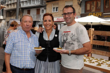 Una nueva cita gastronómica se estrenó el 26 de agosto en Peralta con la celebración del I Día del Cucón. Mil kilos de este pimiento, típico de la localidad y sus alrededores, fueron degustados por vecinos y visitantes gracias a la iniciativa de Verduras y Hortalizas J. Aurelio, encargados de asar, pelar y servir este inconfundible 'cucón', también conocido como pimiento de tres caras. La cita contó también con demostración de trashumancia, pregón, talleres infantiles, actuación de la comparsa y concierto homenaje a los 30 años del grupo Brasa rock.