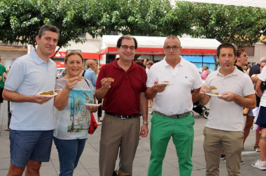 Una nueva cita gastronómica se estrenó el 26 de agosto en Peralta con la celebración del I Día del Cucón. Mil kilos de este pimiento, típico de la localidad y sus alrededores, fueron degustados por vecinos y visitantes gracias a la iniciativa de Verduras y Hortalizas J. Aurelio, encargados de asar, pelar y servir este inconfundible 'cucón', también conocido como pimiento de tres caras. La cita contó también con demostración de trashumancia, pregón, talleres infantiles, actuación de la comparsa y concierto homenaje a los 30 años del grupo Brasa rock.