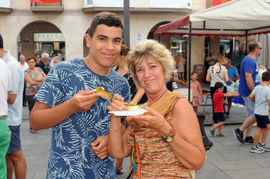 Una nueva cita gastronómica se estrenó el 26 de agosto en Peralta con la celebración del I Día del Cucón. Mil kilos de este pimiento, típico de la localidad y sus alrededores, fueron degustados por vecinos y visitantes gracias a la iniciativa de Verduras y Hortalizas J. Aurelio, encargados de asar, pelar y servir este inconfundible 'cucón', también conocido como pimiento de tres caras. La cita contó también con demostración de trashumancia, pregón, talleres infantiles, actuación de la comparsa y concierto homenaje a los 30 años del grupo Brasa rock.
