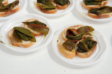 Una nueva cita gastronómica se estrenó el 26 de agosto en Peralta con la celebración del I Día del Cucón. Mil kilos de este pimiento, típico de la localidad y sus alrededores, fueron degustados por vecinos y visitantes gracias a la iniciativa de Verduras y Hortalizas J. Aurelio, encargados de asar, pelar y servir este inconfundible 'cucón', también conocido como pimiento de tres caras. La cita contó también con demostración de trashumancia, pregón, talleres infantiles, actuación de la comparsa y concierto homenaje a los 30 años del grupo Brasa rock.
