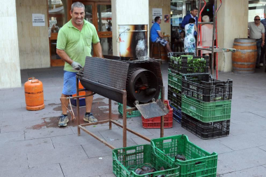 Una nueva cita gastronómica se estrenó el 26 de agosto en Peralta con la celebración del I Día del Cucón. Mil kilos de este pimiento, típico de la localidad y sus alrededores, fueron degustados por vecinos y visitantes gracias a la iniciativa de Verduras y Hortalizas J. Aurelio, encargados de asar, pelar y servir este inconfundible 'cucón', también conocido como pimiento de tres caras. La cita contó también con demostración de trashumancia, pregón, talleres infantiles, actuación de la comparsa y concierto homenaje a los 30 años del grupo Brasa rock.
