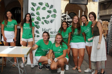 Una nueva cita gastronómica se estrenó el 26 de agosto en Peralta con la celebración del I Día del Cucón. Mil kilos de este pimiento, típico de la localidad y sus alrededores, fueron degustados por vecinos y visitantes gracias a la iniciativa de Verduras y Hortalizas J. Aurelio, encargados de asar, pelar y servir este inconfundible 'cucón', también conocido como pimiento de tres caras. La cita contó también con demostración de trashumancia, pregón, talleres infantiles, actuación de la comparsa y concierto homenaje a los 30 años del grupo Brasa rock.