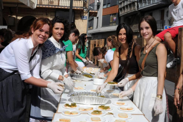 Una nueva cita gastronómica se estrenó el 26 de agosto en Peralta con la celebración del I Día del Cucón. Mil kilos de este pimiento, típico de la localidad y sus alrededores, fueron degustados por vecinos y visitantes gracias a la iniciativa de Verduras y Hortalizas J. Aurelio, encargados de asar, pelar y servir este inconfundible 'cucón', también conocido como pimiento de tres caras. La cita contó también con demostración de trashumancia, pregón, talleres infantiles, actuación de la comparsa y concierto homenaje a los 30 años del grupo Brasa rock.