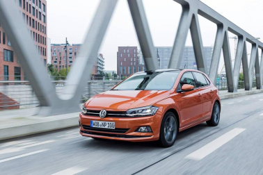 La marca alemana de automóviles Volkswagen ha iniciado la comercialización de la sexta generación de su modelo Polo, fabricado en la planta de Landaben, y que se comercializa de serie con cuatro puertas y con el sistema Front Assit con asistente de frenada de emergencia en ciudad y detección de peatones.