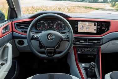 La marca alemana de automóviles Volkswagen ha iniciado la comercialización de la sexta generación de su modelo Polo, fabricado en la planta de Landaben, y que se comercializa de serie con cuatro puertas y con el sistema Front Assit con asistente de frenada de emergencia en ciudad y detección de peatones.
