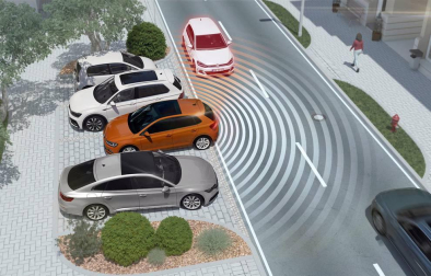 La marca alemana de automóviles Volkswagen ha iniciado la comercialización de la sexta generación de su modelo Polo, fabricado en la planta de Landaben, y que se comercializa de serie con cuatro puertas y con el sistema Front Assit con asistente de frenada de emergencia en ciudad y detección de peatones.