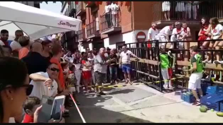 Un melón vuela con muy mala puntería en Ablitas
