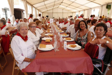 Durante las fiestas de Ablitas, en el día de los mayores y jubilados, se desarrolla el campeonato de lanzamiento de melones