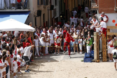 Durante las fiestas de Ablitas, en el día de los mayores y jubilados, se desarrolla el campeonato de lanzamiento de melones