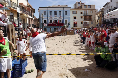 Durante las fiestas de Ablitas, en el día de los mayores y jubilados, se desarrolla el campeonato de lanzamiento de melones