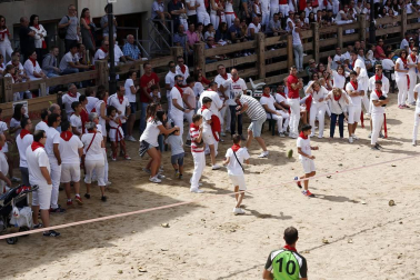 Durante las fiestas de Ablitas, en el día de los mayores y jubilados, se desarrolla el campeonato de lanzamiento de melones