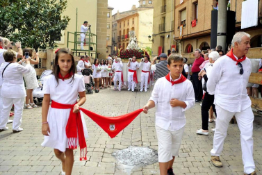 Imágenes de la procesión en honor a la Virgen de la Nieva.