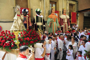 Imágenes de la procesión en honor a la Virgen de la Nieva.