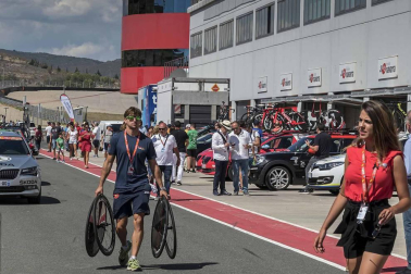 Imágenes del paso de La Vuelta por el Circuito de los Arcos
