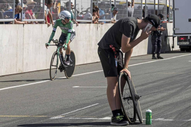 Imágenes del paso de La Vuelta por el Circuito de los Arcos