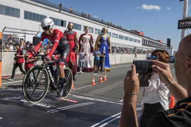 Imágenes del paso de La Vuelta por el Circuito de los Arcos
