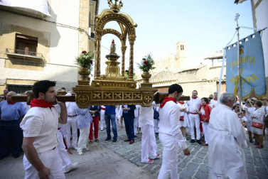Imágenes de la procesión en fiestas de Artajona.