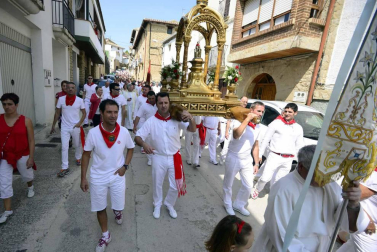 Imágenes de la procesión en fiestas de Artajona.