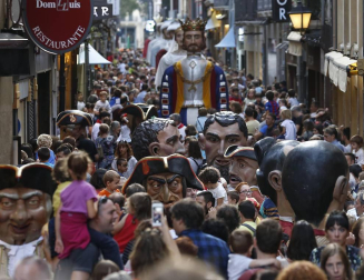 La Comparsa de Gigantes y Cabezudos de Pamplona sale a celebrar el Privilegio de la Unión