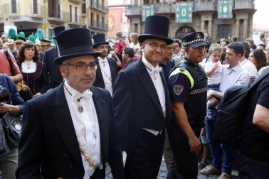Imágenes de la corporación municipal y los danzantes, durante el desfile del Privilegio de la Unión, celebrado este viernes en Pamplona.