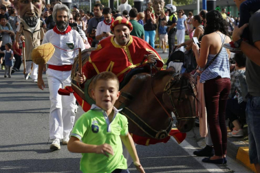 La Comparsa de Gigantes y Cabezudos de Pamplona sale a celebrar el Privilegio de la Unión
