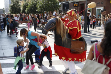 La Comparsa de Gigantes y Cabezudos de Pamplona sale a celebrar el Privilegio de la Unión