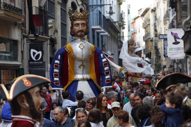 La Comparsa de Gigantes y Cabezudos de Pamplona sale a celebrar el Privilegio de la Unión