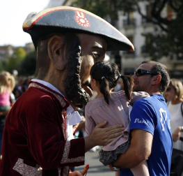 La Comparsa de Gigantes y Cabezudos de Pamplona sale a celebrar el Privilegio de la Unión
