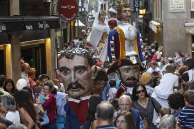 La Comparsa de Gigantes y Cabezudos de Pamplona sale a celebrar el Privilegio de la Unión