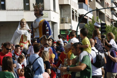 La Comparsa de Gigantes y Cabezudos de Pamplona sale a celebrar el Privilegio de la Unión