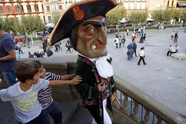 La Comparsa de Gigantes y Cabezudos de Pamplona sale a celebrar el Privilegio de la Unión